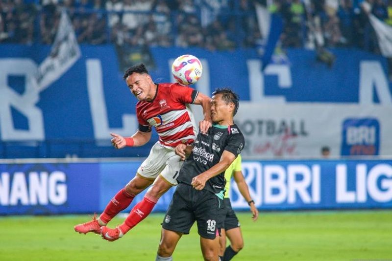 Pesepak bola Persib Bandung Adam Alis