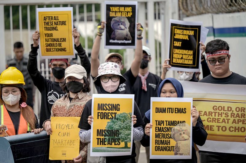 antarafoto-aksi-tolak-tambang-emas-martabe-di-kementerian-esdm-1740646410