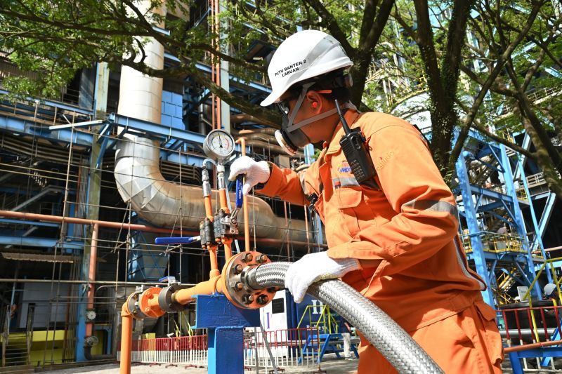 Proses pengecekan tekanan green ammonia saat dihubungkan ke PLTU Banten 2 Labuan