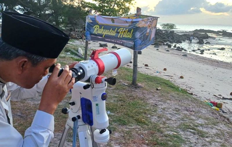 Kepala Kanwil Kemenag Provinsi Kepulauan Riau (Kepri) Zoztafia memantau hilal