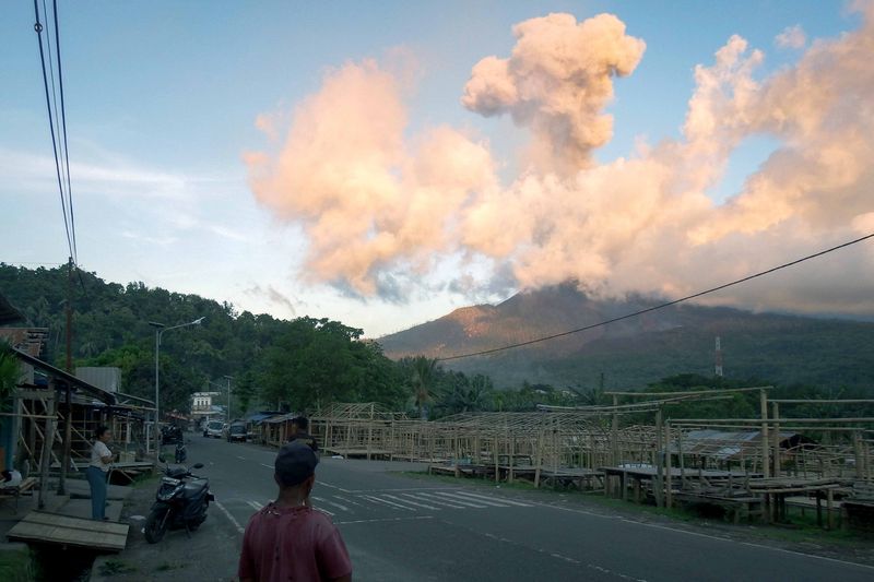 antarafoto-gunung-lewotobi-laki-laki-kembali-erupsi-1740894244