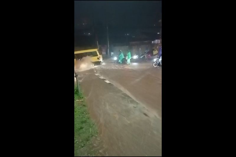 Tangkapan layar video banjir bandang di sekitar rest area Gunung Mas, Puncak, Kabupaten Bogor