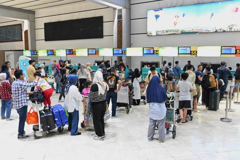 Sejumlah calon penumpang pesawat mengantre di loket