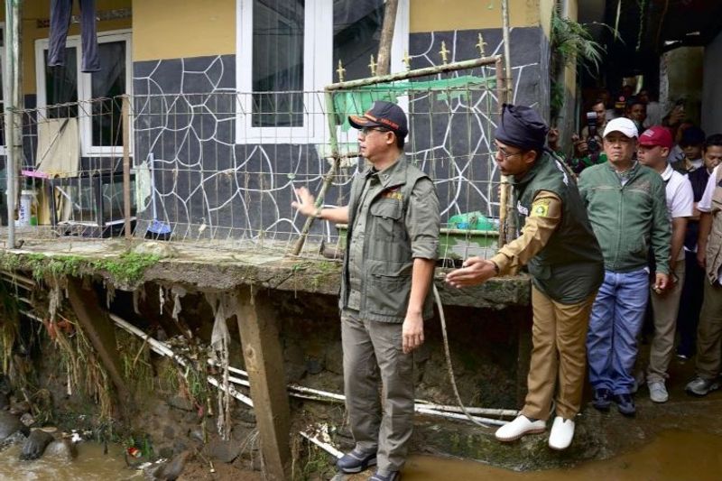 Kepala BNPB Suharyanto meninjau lokasi jembatan yang amblas terdampak banjir bandang 