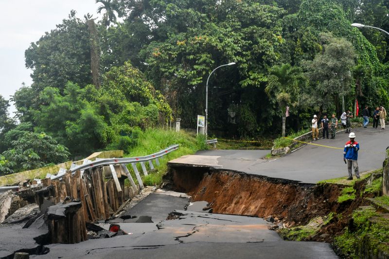 antarafoto-jalan-ambles-menuju-stasiun-batu-tulis-kota-bogor-1741068004