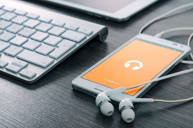 Ilustrasi penggunaan earphone.
