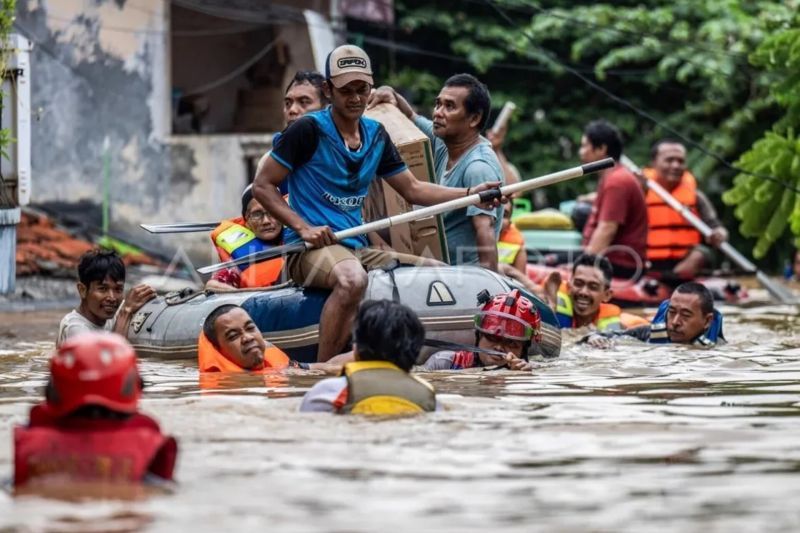 Petugas Gulkarmat bersama relawan mengevakuasi warga terdampak banjir di Kelurahan Rawajati