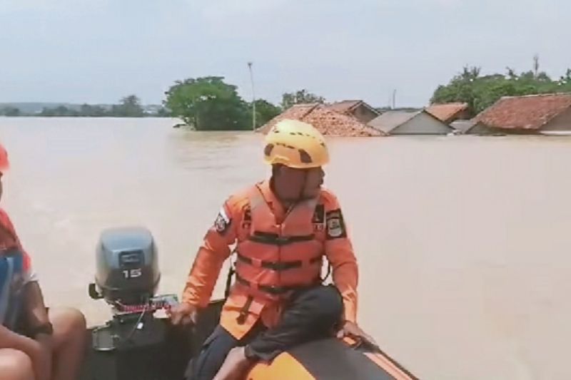 Petugas melakukan penelusuran untuk memantau warga