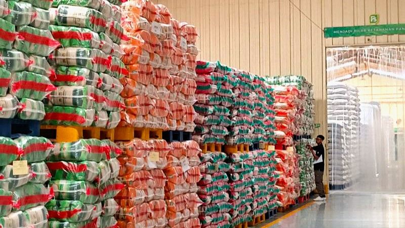 Pekerja mengecek ketersediaan stok beras di gudang Food Station di Jakarta