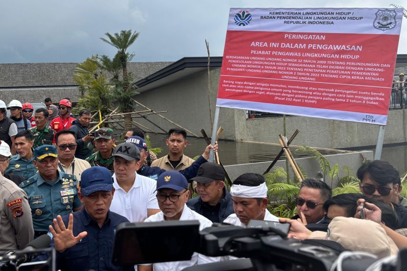 Menteri LH Hanif Faisol Nurofiq , Menko Pangan Zulkifli Hasan dan Gubernur Jabar Dedi Mulyadi