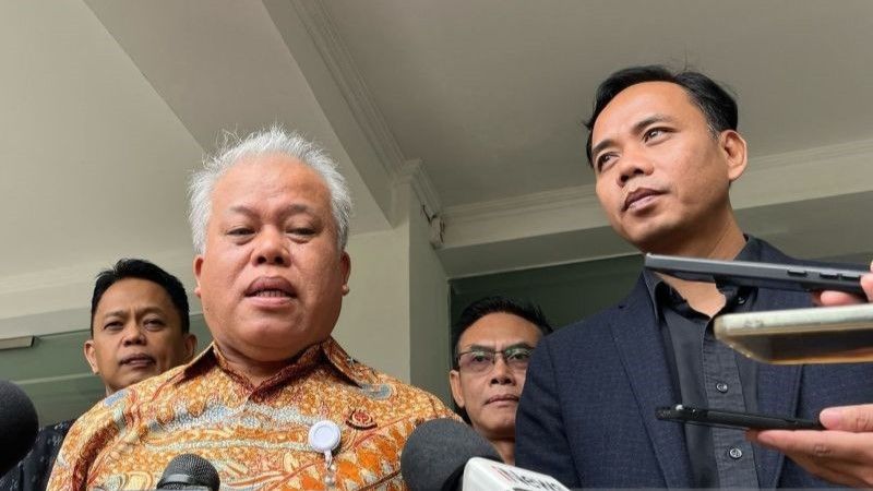 Kapuspenkum Kejagung Harli Siregar (kiri) dan Direktur Eksekutif Walhi Zenzi Suhadi