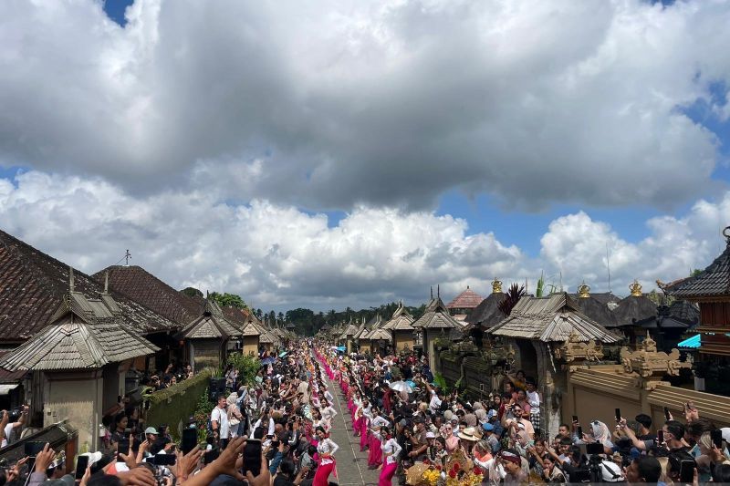 Pertunjukan Tari Bungbung secara kolosal di Bali