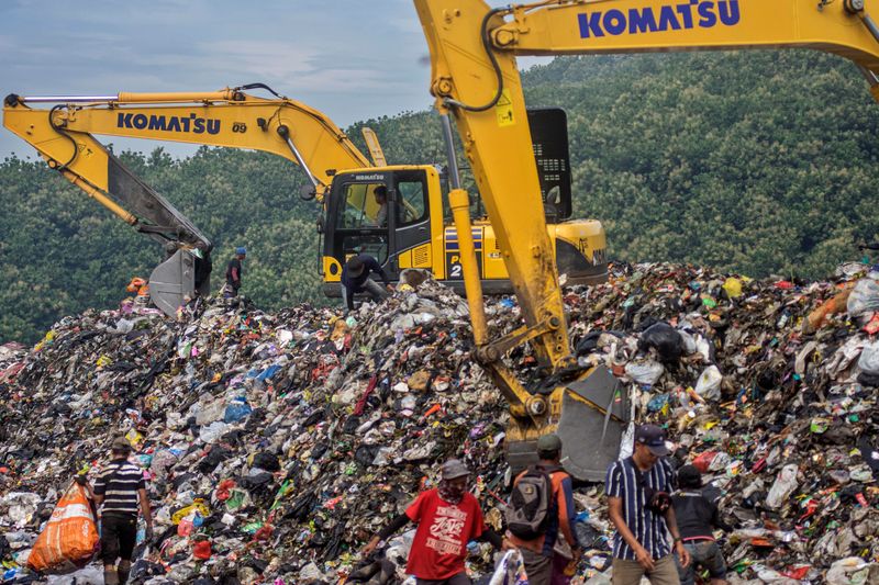 antarafoto-pascalongsor-gunungan-sampah-di-tpa-sarimukti-1741510739