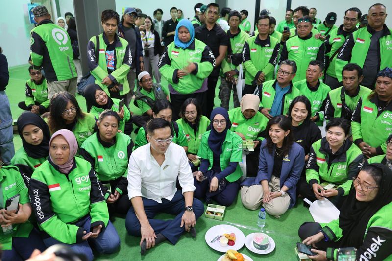 Patrick Walujo, Direktur Utama GoTo bersama dengan Meutya Hafid, Menteri Komunik