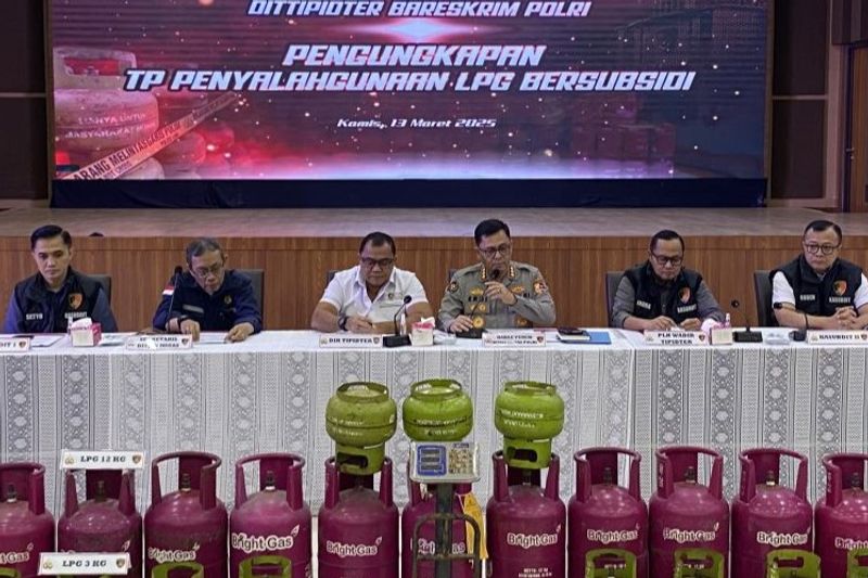 Konferensi pers dugaan penyalahgunaan gas minyak bumi cair (LPG)