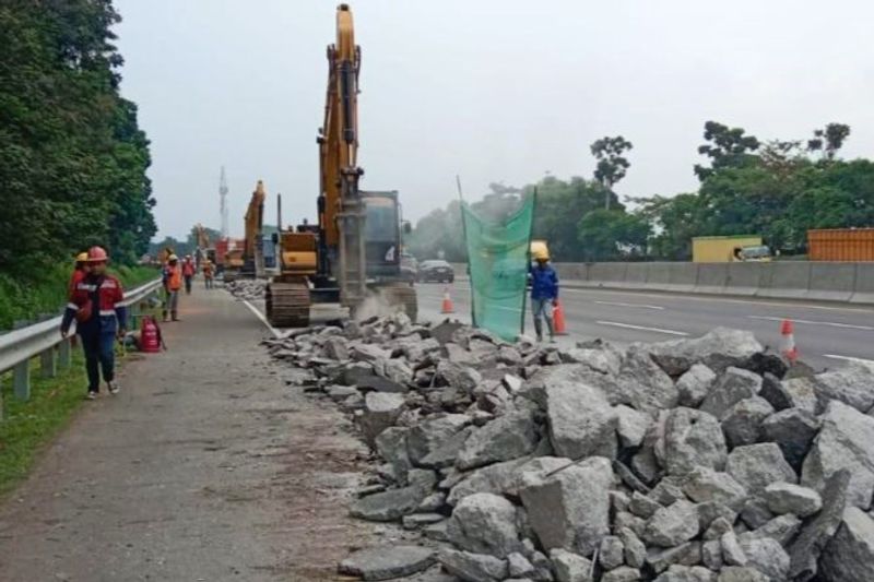 perbaikan jalan di Ruas Tol Jakarta-Cikampek