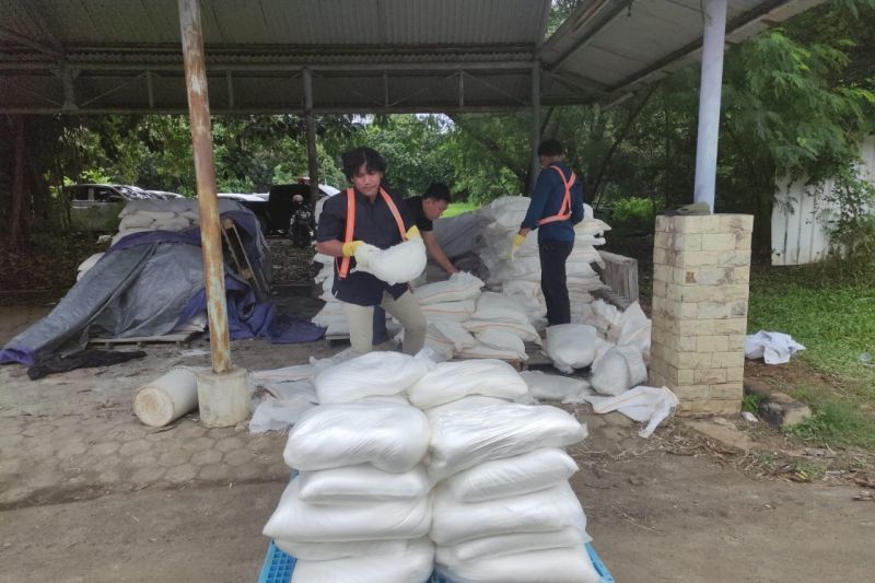 bahan yang akan disemai dalam kegiatan Operasi Modifikasi Cuaca (OMC)