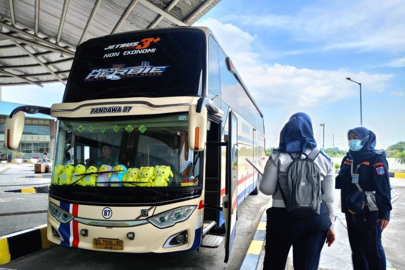 bus menjelang mudik di Terminal Terpadu Pulo Gebang (TTPG)