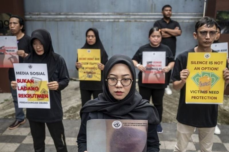 Sejumlah keluarga korban dan korban industri online scam di Myanmar unjuk rasa