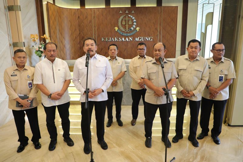 Jaksa Agung Sanitiar (ST) Burhanuddin dan Kepala Badan Gizi Nasional (BGN) Dadan Hindayana