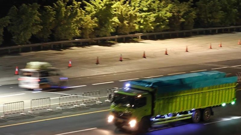 Mobil truk angkutan barang sumbu tiga