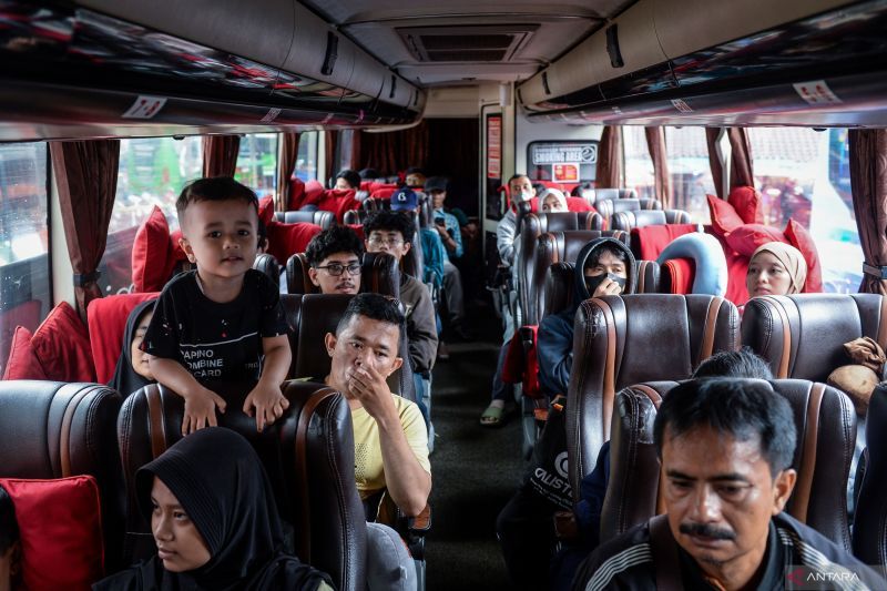 pemudik menunggu keberangkatan bus di Terminal Poris Plawad