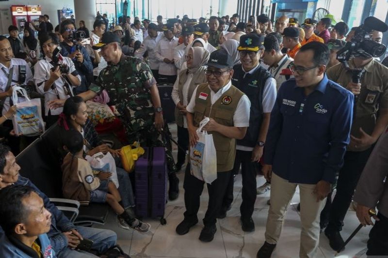 Kapolri-dan-sejumlah-menteri-tinjau-Pelabuhan-Merak-26032025-ab-6
