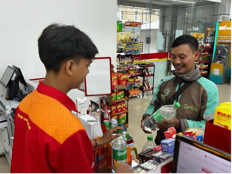 pengemudi Grab menukarkan voucher gratis