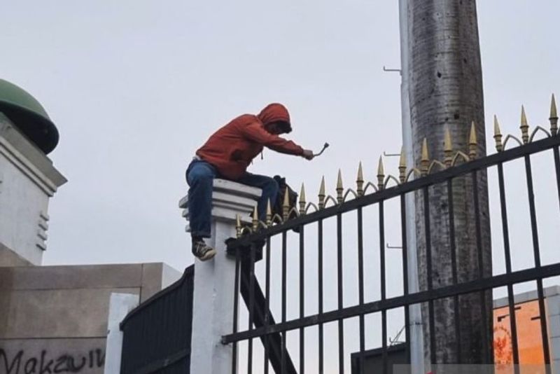 Massa saat memanjat pagar gedung DPR
