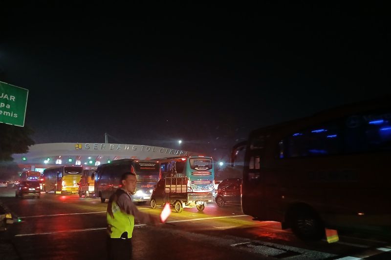 Pergerakan lalu lintas (lalin) arus mudik Lebaran dari Jakarta menuju arah Pelabuhan Merak