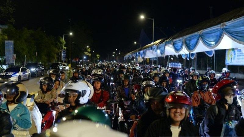 Ribuan pemudik sepeda motor menunggu agar bisa masuk ke Pelabuhan Ciwandan