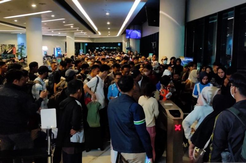 Antrean penumpang di Dermaga 6 Pelabuhan Merak