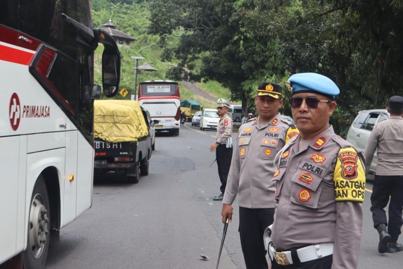 Polisi melakukan pengaturan di jalur mudik lintas Gentong