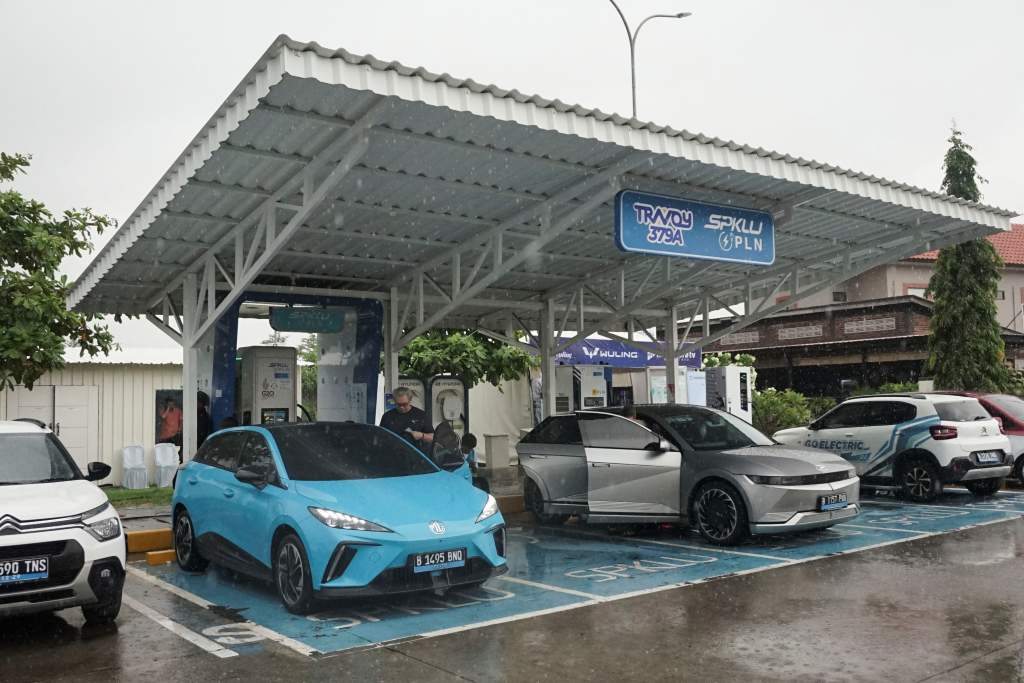 antarafoto-pengisian-daya-baterai-mobil-listrik-di-spklu-1743173739-1