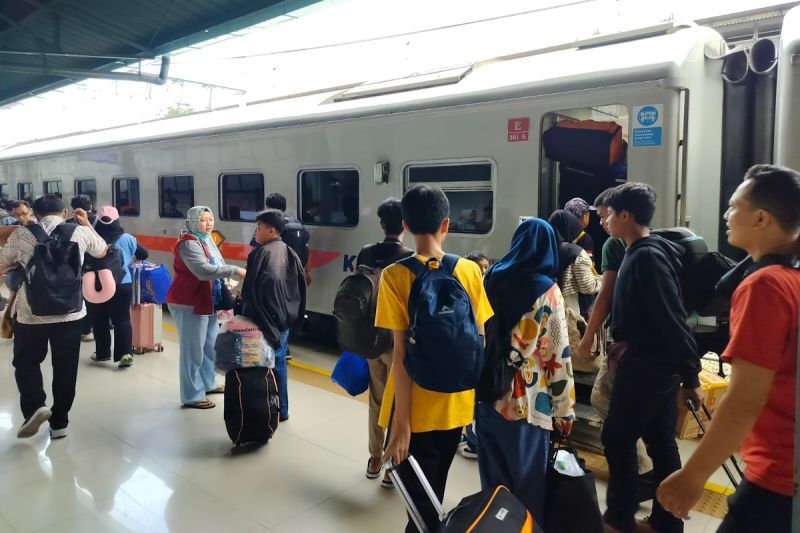 calon penumpang hendak memasuki kereta api