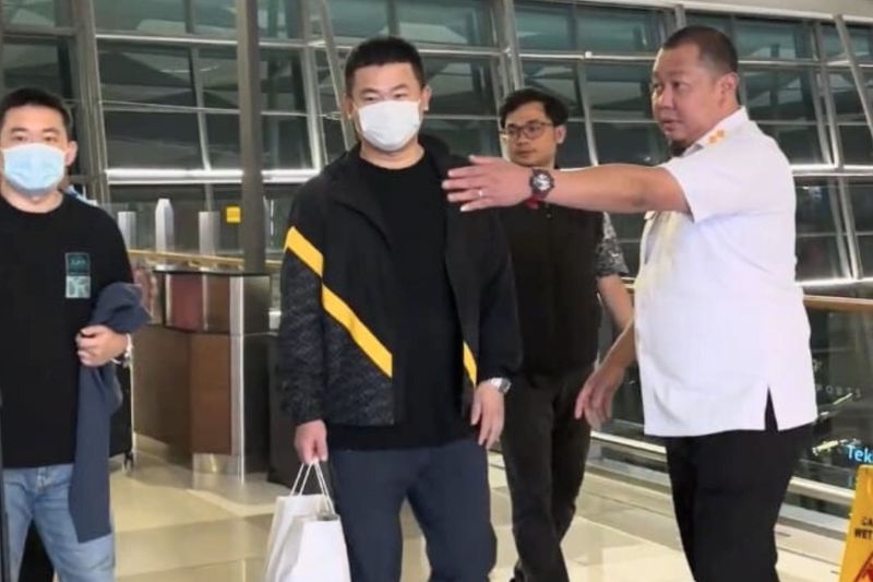Ditjen Imigrasi Kementerian Imipas RI memulangkan dua buron asal China