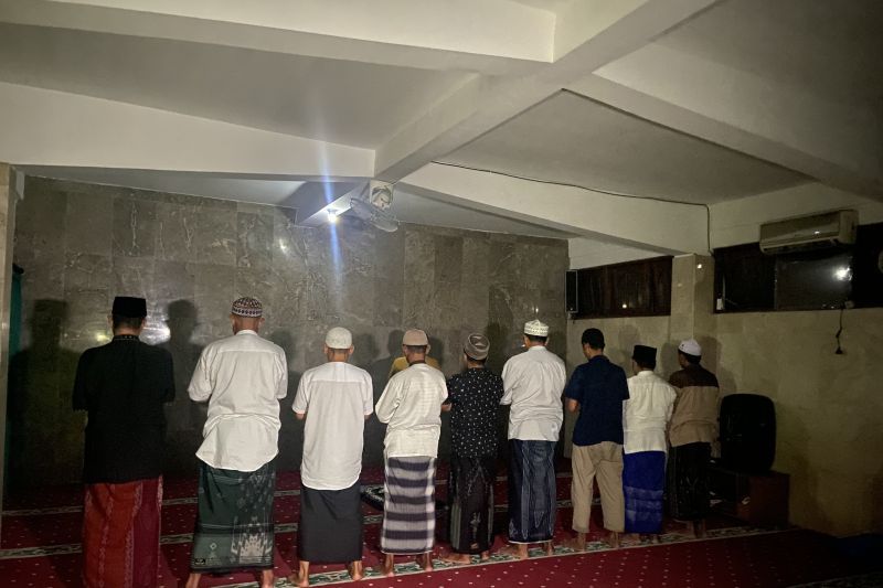 Jemaah melakukan salat tarawih terakhir di Masjid Agung Asasuttaqwa di Badung Bali