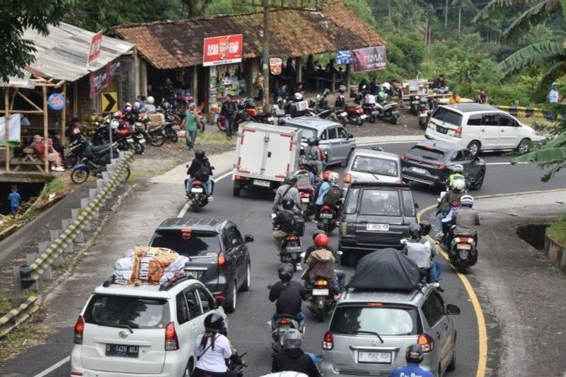 Sejumlah kendaraan antre di jalur mudik wilayah Gentong, Kabupaten Tasikmalaya