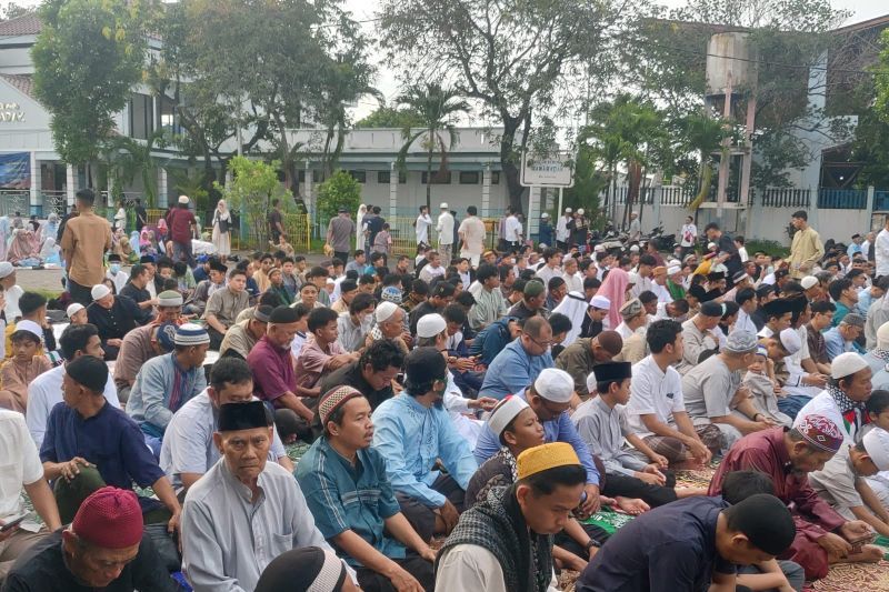 Ratusan warga Jakarta Utara mengikuti Salat Idulfitri di Stadion Rawa Badak
