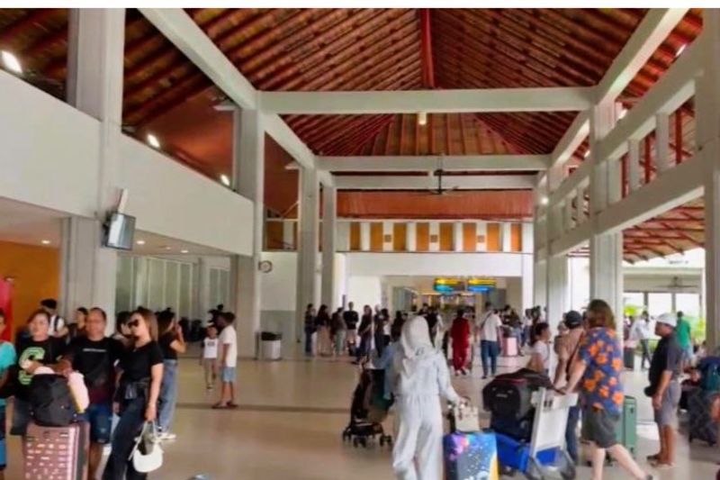 Suasana penumpang perdana Bandara I Gusti Ngurah Rai pasca-Hari Raya Nyepi