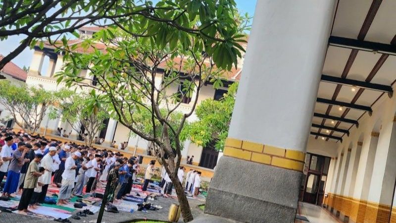 Ratusan Muslim saat menjalankan Salat Idulfitri 1446 Hijriah di kompleks wisata Lawang Sewu