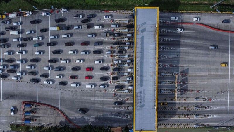 Foto udara antrean kendaraan di Gerbang Tol (GT) Kalikangkung
