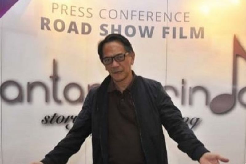 Ray Sahetapy berpose disela Roadshow Film di Kampus Telkom University, Bandung