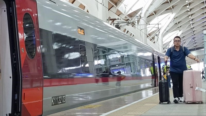 Pemudik hendak memasuki Kereta Cepat Whoosh