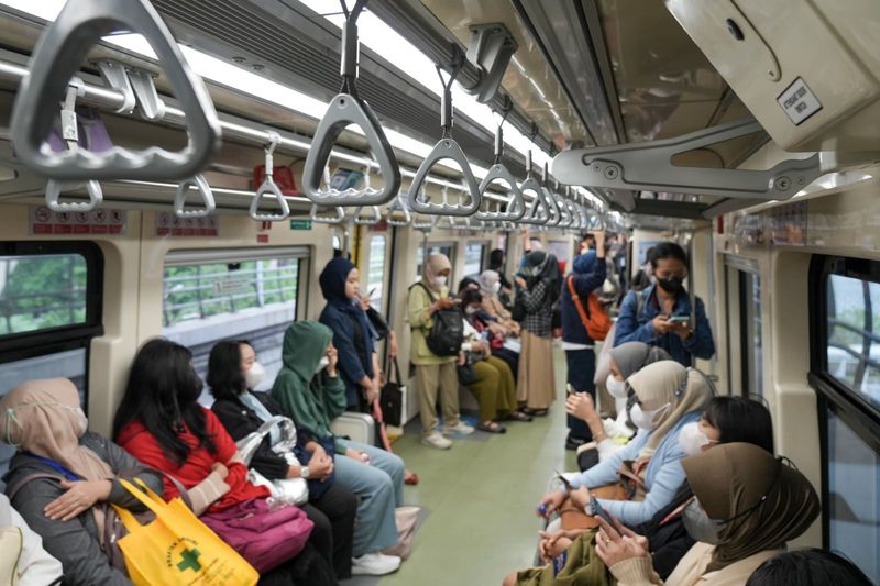 Kondisi penumpang LRT Jabodetabek