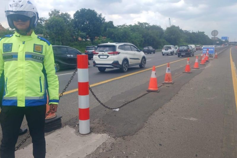 Kepolisian menghentikan rekayasa lalu lintas contraflow KM 55 s.d KM 65 arah Cikampek