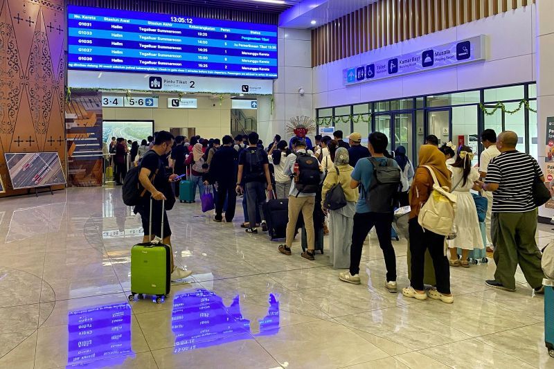 Calon penumpang kereta cepat "Whoosh", memadati pintu masuk Stasiun KCIC Halim