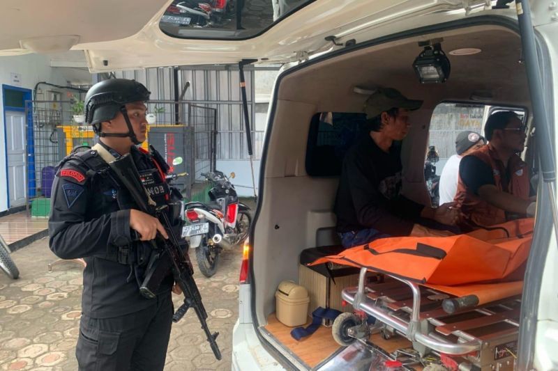 Petugas membawa wisatawan korban tenggelam di perairan Pantai Sayang Heulang