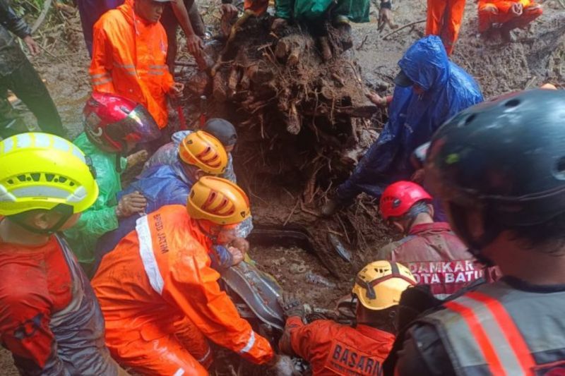Tim gabungan sedang melakukan evakuasi korban Tanah longsor di Jalan Sumber Brantas-Pacet