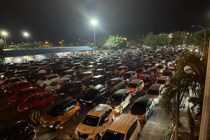 Penumpukan kendaraan di kantong parkir Pelabuhan Bakauheni